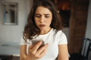 FOMO: Pszichoanalitikus és filozófiai utazás a modern hiányérzet mélyére
