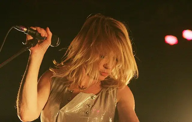 kim gordon a koncerten énekel punk zenét 60 felett az ageizmus ellen