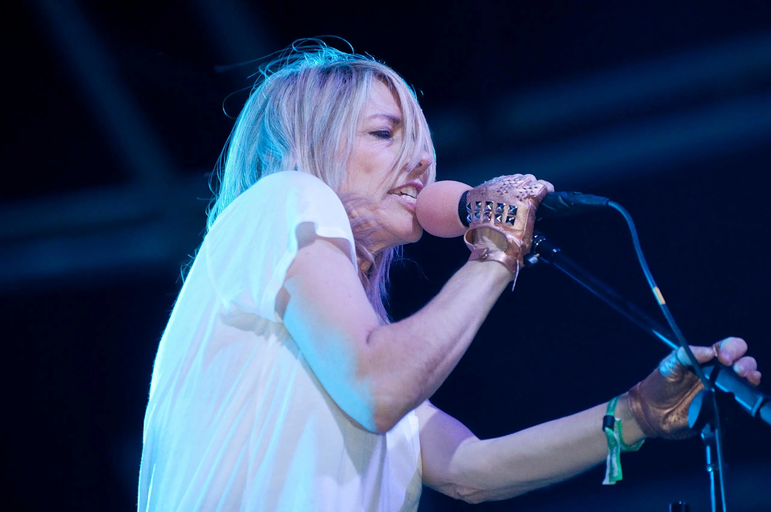 kim gordon a koncerten az ageizmus ellen áll ki
