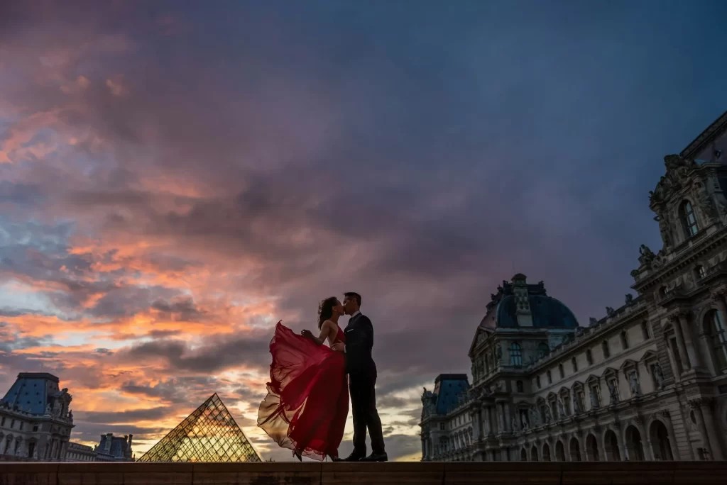 magabiztosság a randin, hogy minden tökéletes legyen, a nő a férfi karjaiba omlik a a louvre előtt.