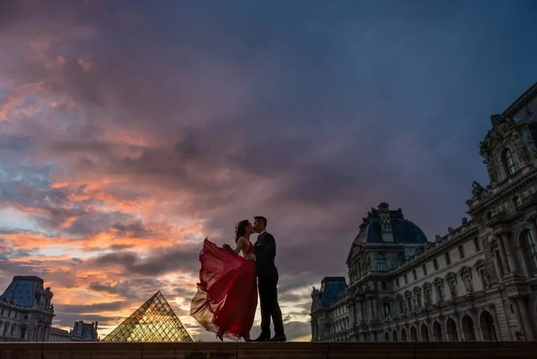 magabiztosság a randin, hogy minden tökéletes legyen, a nő a férfi karjaiba omlik a a louvre előtt.