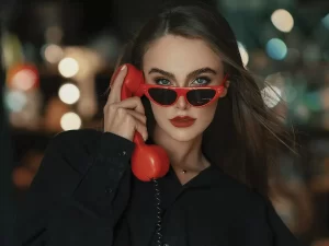 poliamoria egy nő hívja a szeretőjét piros telefonon, mert nyitott kapcsolatban él