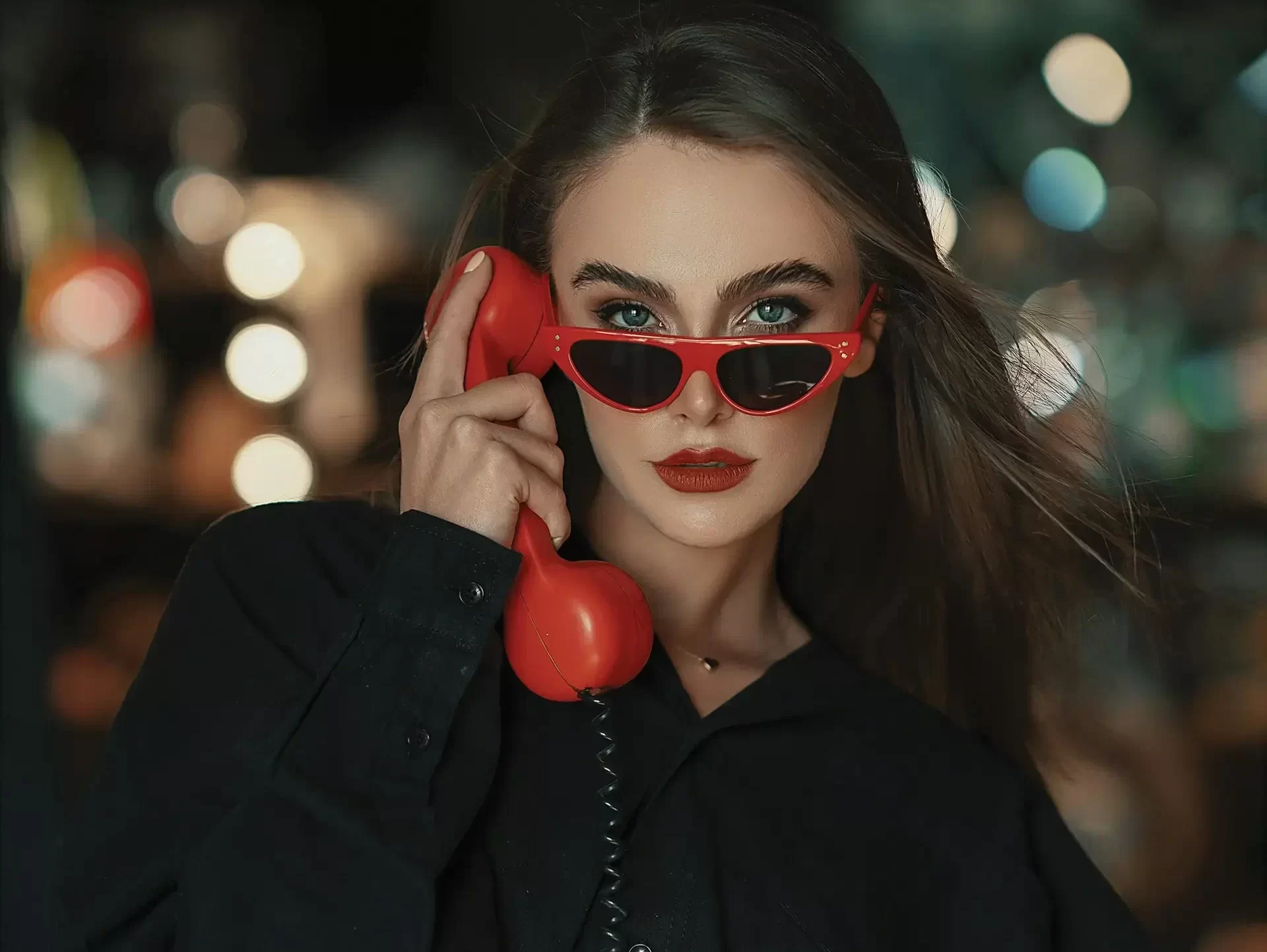 poliamoria egy nő hívja a szeretőjét piros telefonon, mert nyitott kapcsolatban él